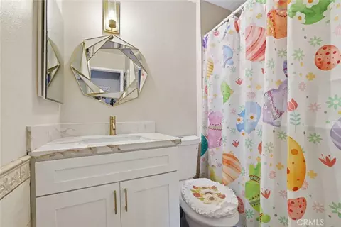 Bath - 121 Sinclair Ave #213, Glendale, CA 91206 photo 1 of 3