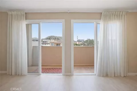 Living - 121 Sinclair Ave #213, Glendale, CA 91206 photo 4 of 4