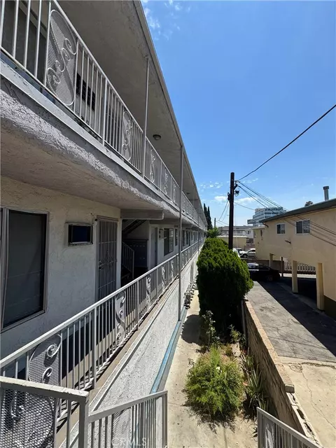6902 Vesper, Van Nuys, CA 91405 photo 5