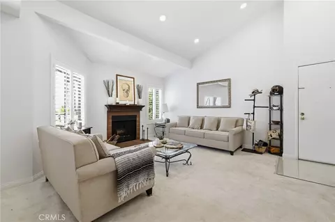 18408 Hatteras St #14, Tarzana, CA 91356