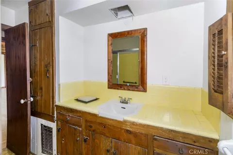 Bath - 3852 Eureka Dr, Studio City, CA 91604 photo 2 of 4