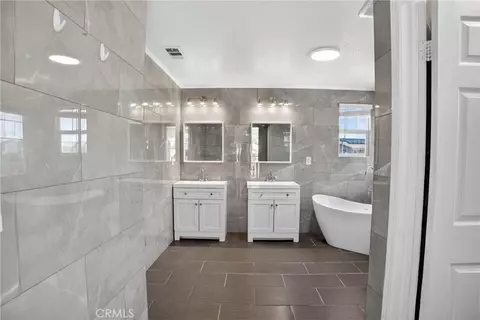 Bath - 2400 Allysum, Palmdale, CA 93551 photo 5 of 7