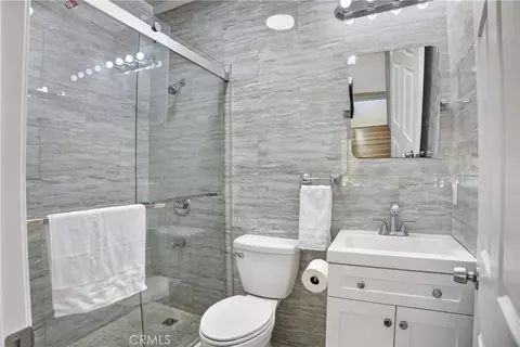 Bath - 2400 Allysum, Palmdale, CA 93551 photo 2 of 7