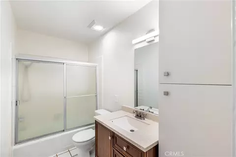 Bath - 1935 Alpha Rd #238, Glendale, CA 91208 photo 1 of 2