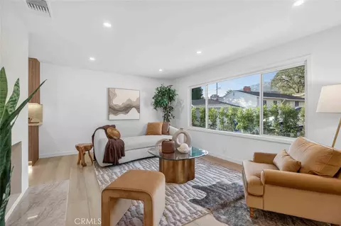 Living - 6433 Creemore Ln, Tujunga, CA 91042 photo 2 of 5