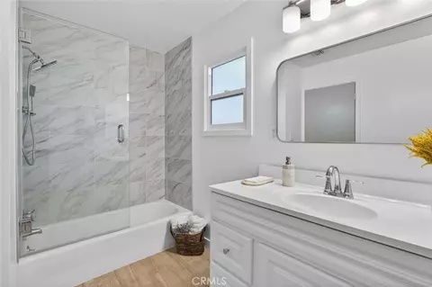 Bath - 6433 Creemore Ln, Tujunga, CA 91042 photo 2 of 4
