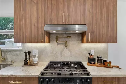 Kitchen - 6433 Creemore Ln, Tujunga, CA 91042 photo 6 of 8