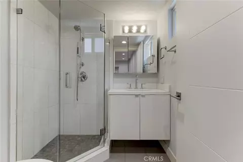 Bath - 523 E Fairmount, Burbank, CA 91501 photo 2 of 11