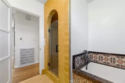 Bath - 1102 Olmsted Dr, Glendale, CA 91202 photo 3 of 8