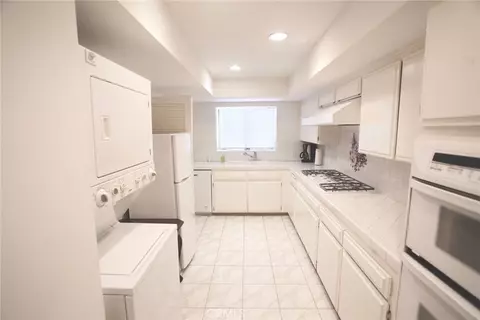 Kitchen - 1350 E Tujunga, Burbank, CA 91501 photo 3 of 4