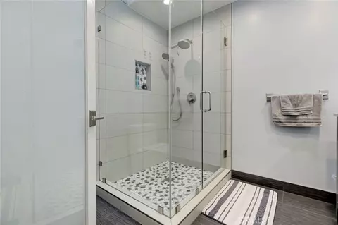 Bath - 6911 Valmont St, Tujunga, CA 91042 photo 2 of 5