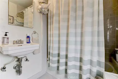 Bath - 6911 Valmont St, Tujunga, CA 91042 photo 5 of 5