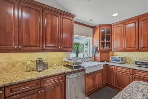 Kitchen - 3170 E Orange Grv, Pasadena, CA 91107 photo 7 of 10