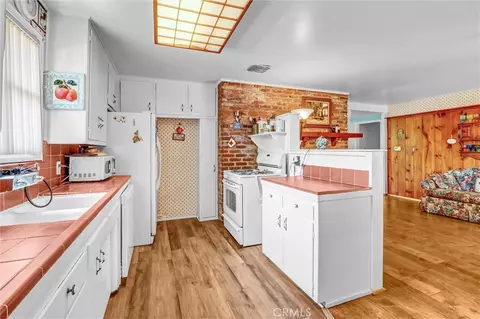 Kitchen - 9818 Creemore Dr, Tujunga, CA 91042 photo 2 of 3