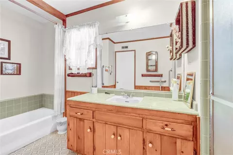 Bath - 9818 Creemore Dr, Tujunga, CA 91042 photo 2 of 3