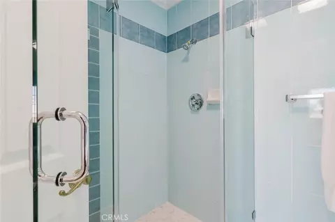 Bath - 444 Myrtle St #4, Glendale, CA 91203 photo 4 of 4