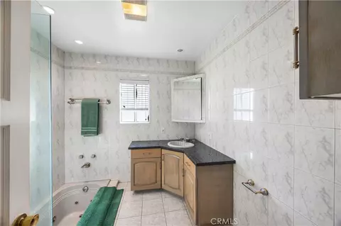 Bath - 1207 Graynold, Glendale, CA 91202 photo 2 of 6