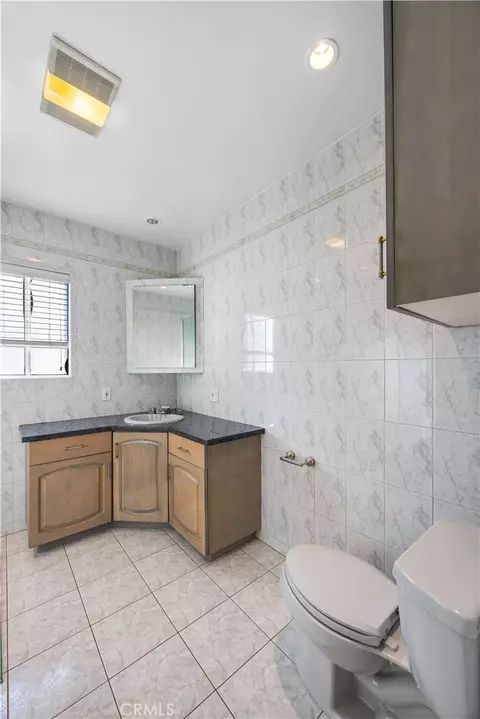 Bath - 1207 Graynold, Glendale, CA 91202 photo 3 of 6