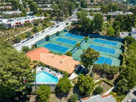 9564 Via Bernardo, Burbank, CA 91504 photo 2