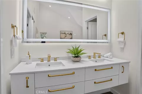 Bath - 6301 Honolulu #16, Tujunga, CA 91042 photo 5 of 6