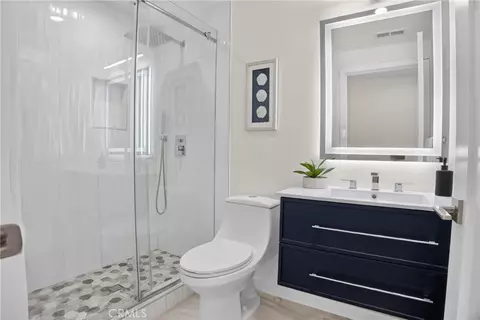 Bath - 6301 Honolulu #16, Tujunga, CA 91042 photo 3 of 6