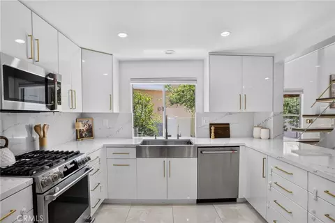 Kitchen - 6301 Honolulu #16, Tujunga, CA 91042 photo 3 of 4