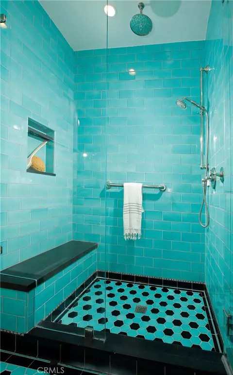 Bath - 725 Pleasant View Ter, Glendale, CA 91202 photo 2 of 5