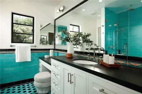 Bath - 725 Pleasant View Ter, Glendale, CA 91202 photo 3 of 5