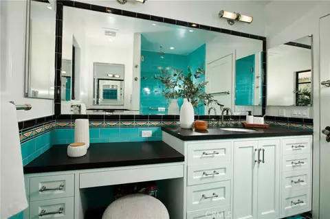 Bath - 725 Pleasant View Ter, Glendale, CA 91202 photo 1 of 5