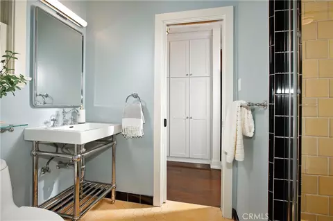 Bath - 725 Pleasant View Ter, Glendale, CA 91202 photo 5 of 5