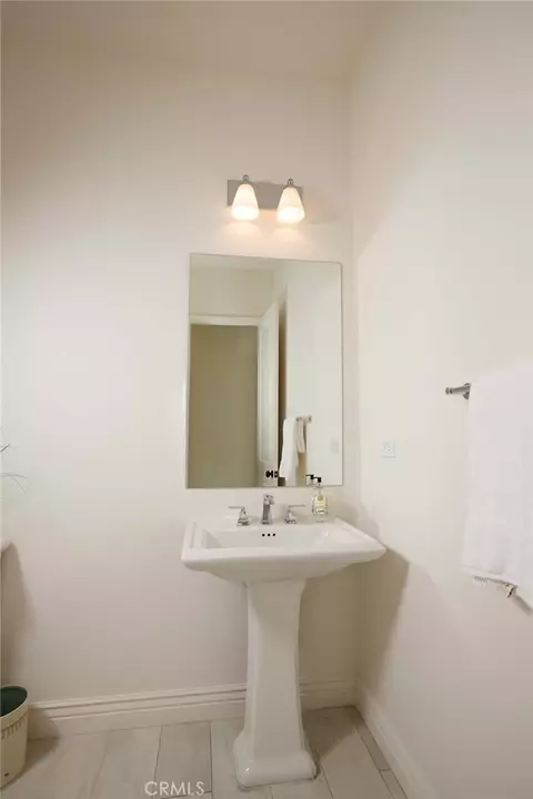 Bath - 20523 Stella Pl, Saugus, CA 91350 photo 1 of 5