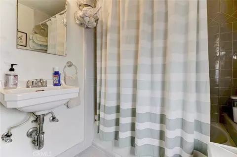 Bath - 6911 Valmont St, Tujunga, CA 91042 photo 5 of 5