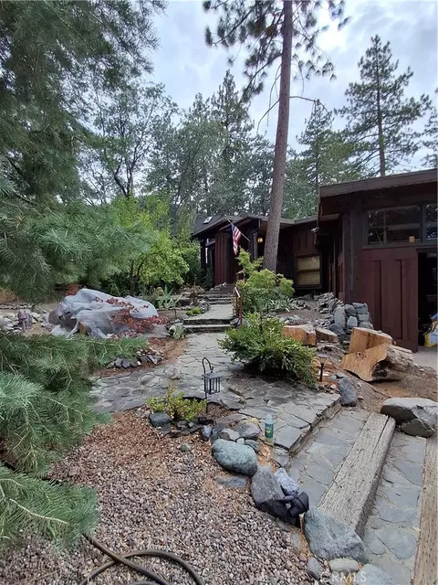 Exterior - 516 Lark Dr, Wrightwood, CA 92397 photo 3 of 9