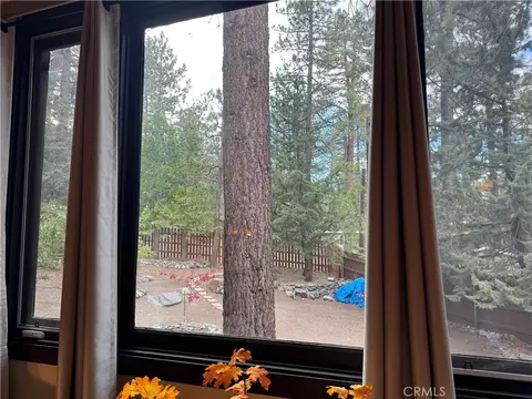 Exterior - 516 Lark Dr, Wrightwood, CA 92397 photo 5 of 9
