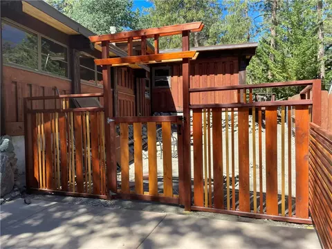 Exterior - 516 Lark Dr, Wrightwood, CA 92397 photo 6 of 9