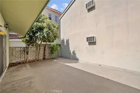 Exterior - 723 E Tujunga Ave, Burbank, CA 91501 photo 2 of 9