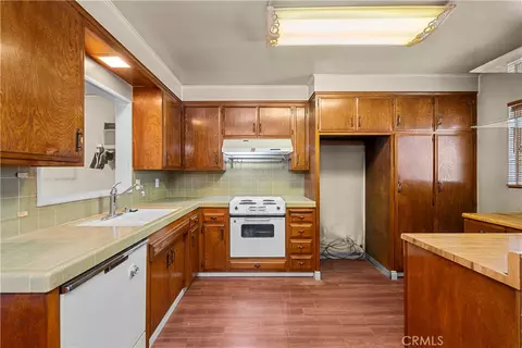 Kitchen - 723 E Tujunga Ave, Burbank, CA 91501 photo 4 of 5