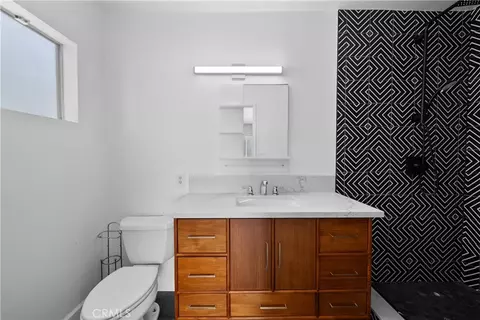Bath - 723 E Tujunga Ave, Burbank, CA 91501 photo 2 of 9