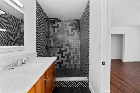Bath - 723 E Tujunga Ave, Burbank, CA 91501 photo 3 of 9