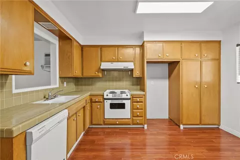 Kitchen - 723 E Tujunga Ave, Burbank, CA 91501 photo 2 of 5