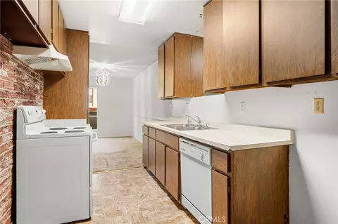 Kitchen - 320 E Stocker #107, Glendale, CA 91207 photo 3 of 4