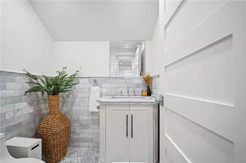 Bath - 1429 Valley View Rd #18, Glendale, CA 91202 photo 2 of 7
