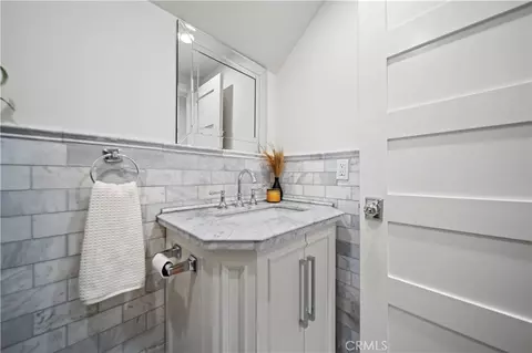 Bath - 1429 Valley View Rd #18, Glendale, CA 91202 photo 1 of 7