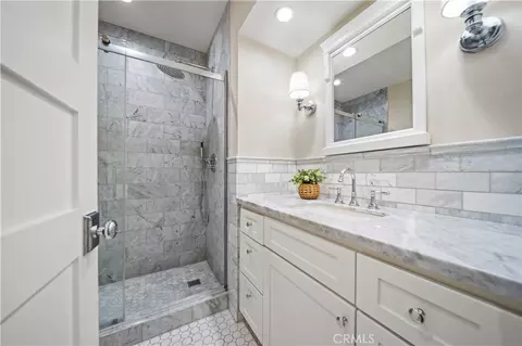 Bath - 1429 Valley View Rd #18, Glendale, CA 91202 photo 3 of 7