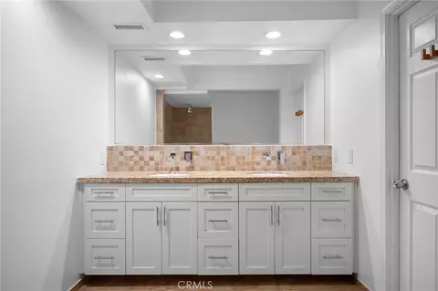 Bath - 1325 Valley View Rd #105, Glendale, CA 91202 photo 1 of 4