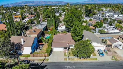 View/Area - 18119 Calvert St, Tarzana, CA 91335 photo 1 of 5