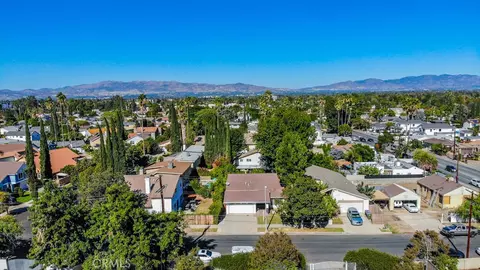 View/Area - 18119 Calvert St, Tarzana, CA 91335 photo 2 of 5