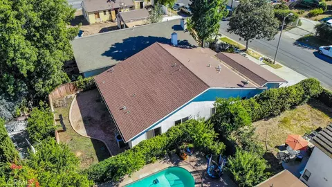 View/Area - 18119 Calvert St, Tarzana, CA 91335 photo 4 of 5