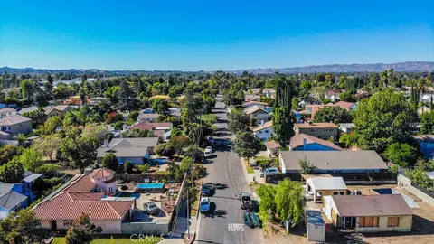 View/Area - 18119 Calvert St, Tarzana, CA 91335 photo 5 of 5