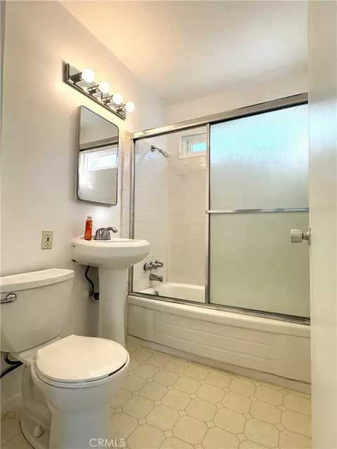 Bath - 1560 Pine St #7, Concord, CA 94520 photo 1 of 1